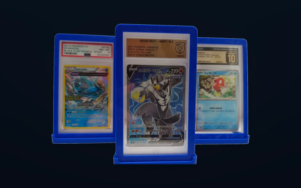 Blaue Slab Cases im Vergleich: PSA links, GSG mittig und CGC rechts